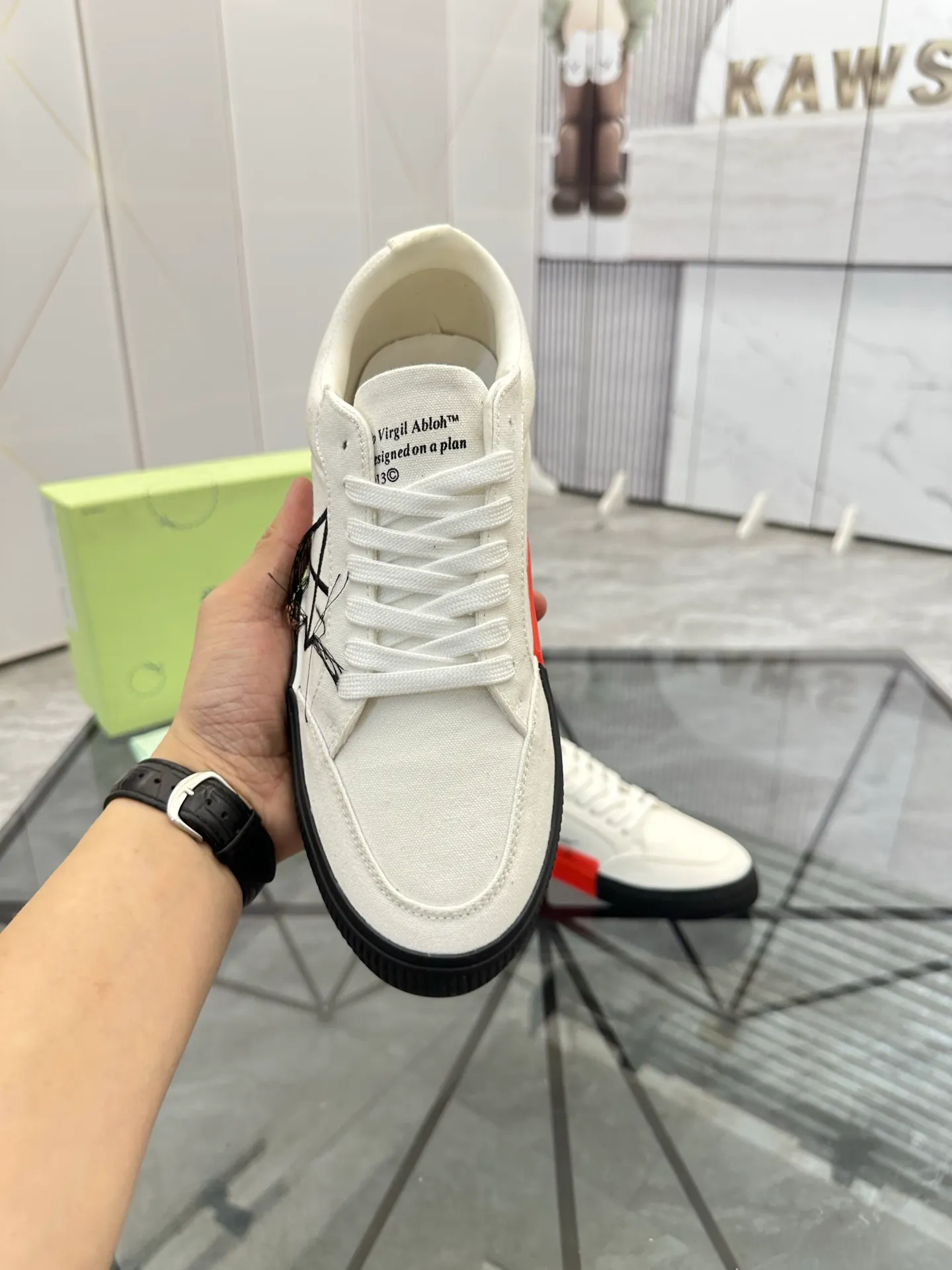 Selling men's shoes 💰: 💰P440¥ Product trademark: OFF WHITE *"OFF WHITE*" low-top casual shoes Regular size: 35-45 (can be customized to 46) Couple style Product materials: original material from the upper counter, breathable lining, original outsole. No.: H203